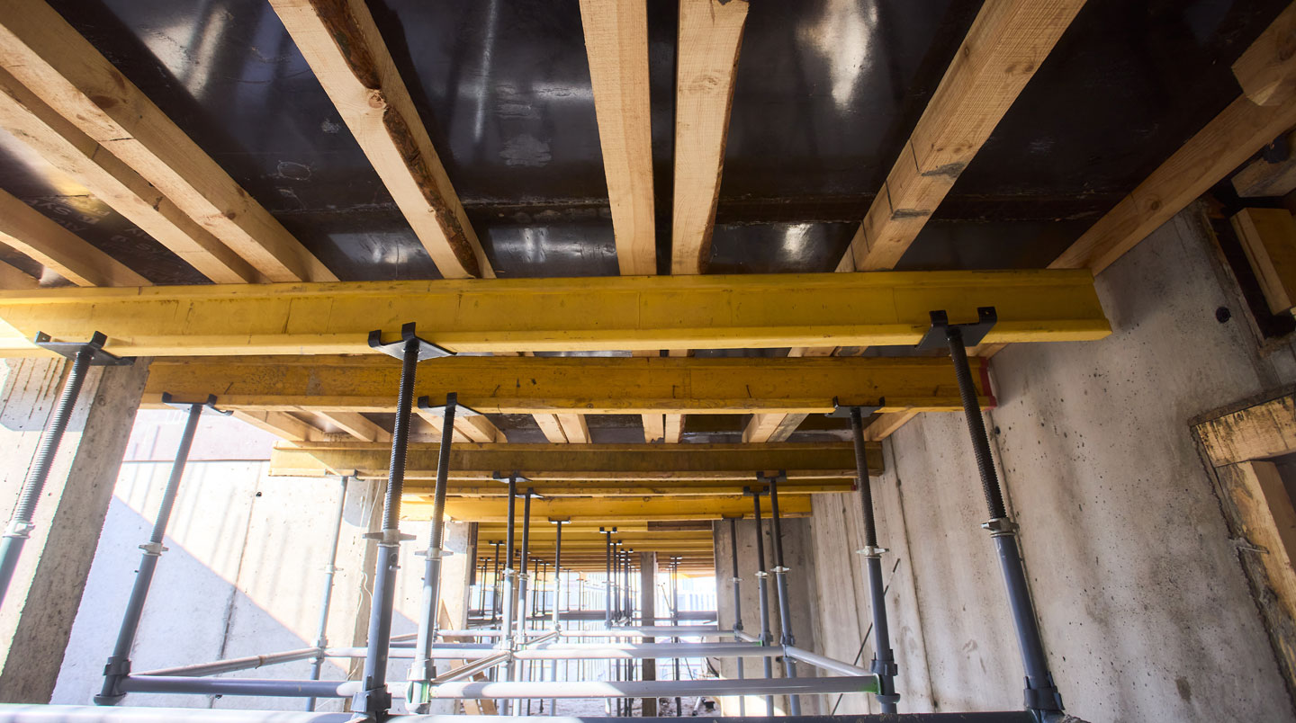 Chantier d'ouverture de mur porteur avec étais de soutènement et pose de poutre IPN par artisans équipés